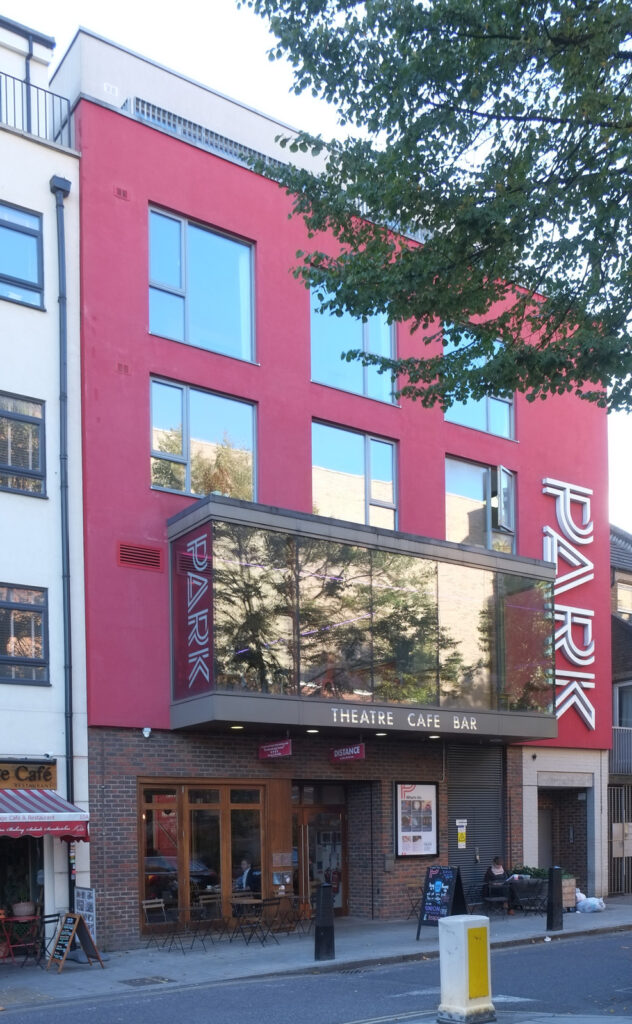 «Chamber» e Holly Arsenault fiton çmimin Papatango 2026  drama e adoleshentëve të bllokuar në dhomën e provave ngjitet në Park Theatre