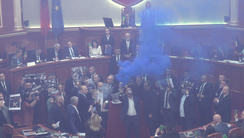 Opozita bllokon foltoren  mazhoranca miraton projektligjet mes flakadanëve dhe tymueseve