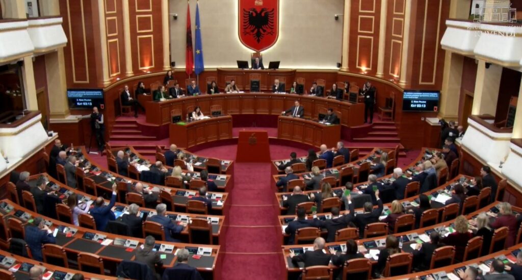 Protestat  Kuvendi rikthehet në seancë plenare të enjten