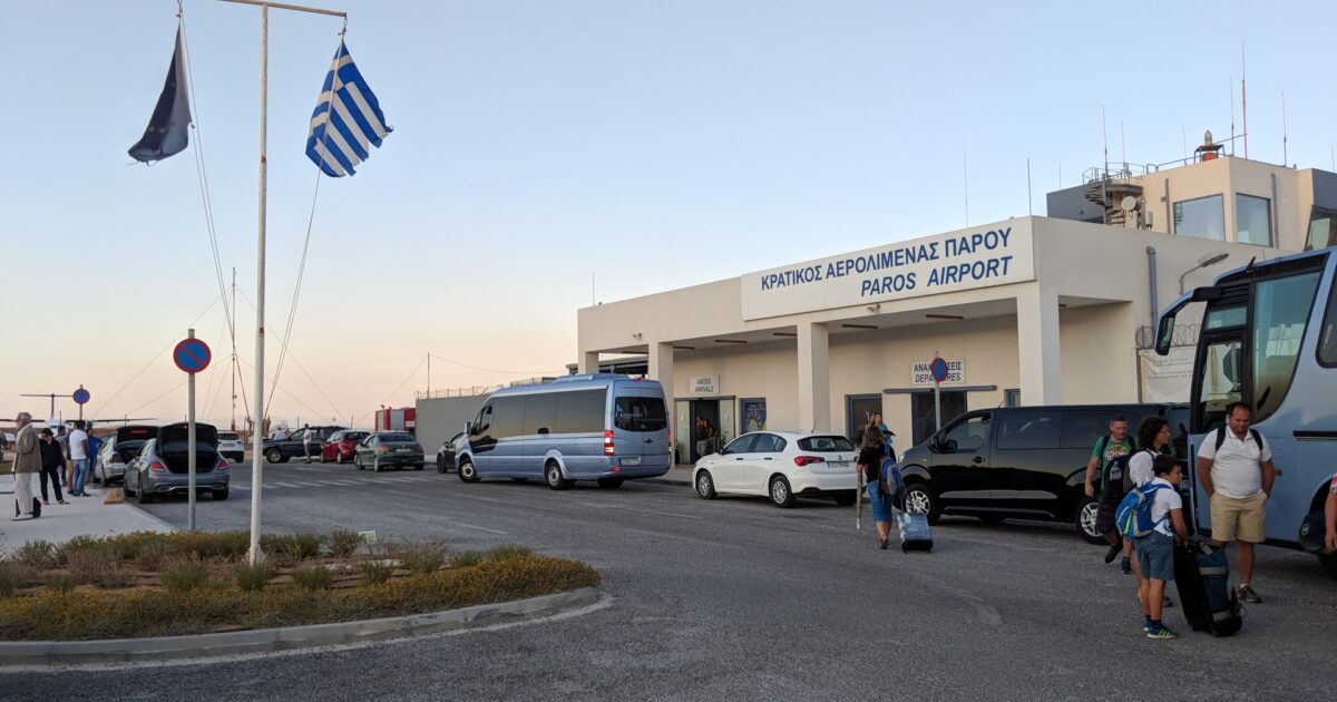 Terminali i Aeroportit të Parosit me flamurin grek