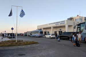 Terminali i Aeroportit të Parosit me flamurin grek