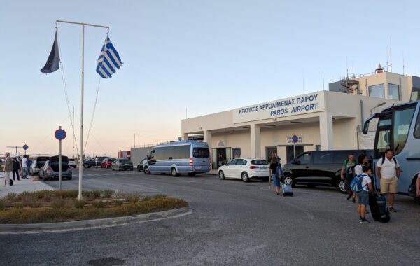 Terminali i Aeroportit të Parosit me flamurin grek