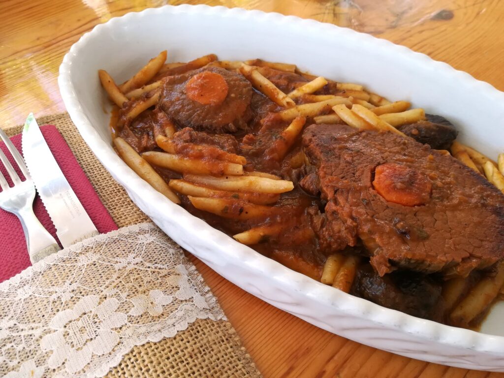 Pašticada dalmate — zierja tradicionale kroate e mishit të viçit me kumbulla dhe verë të kuqe