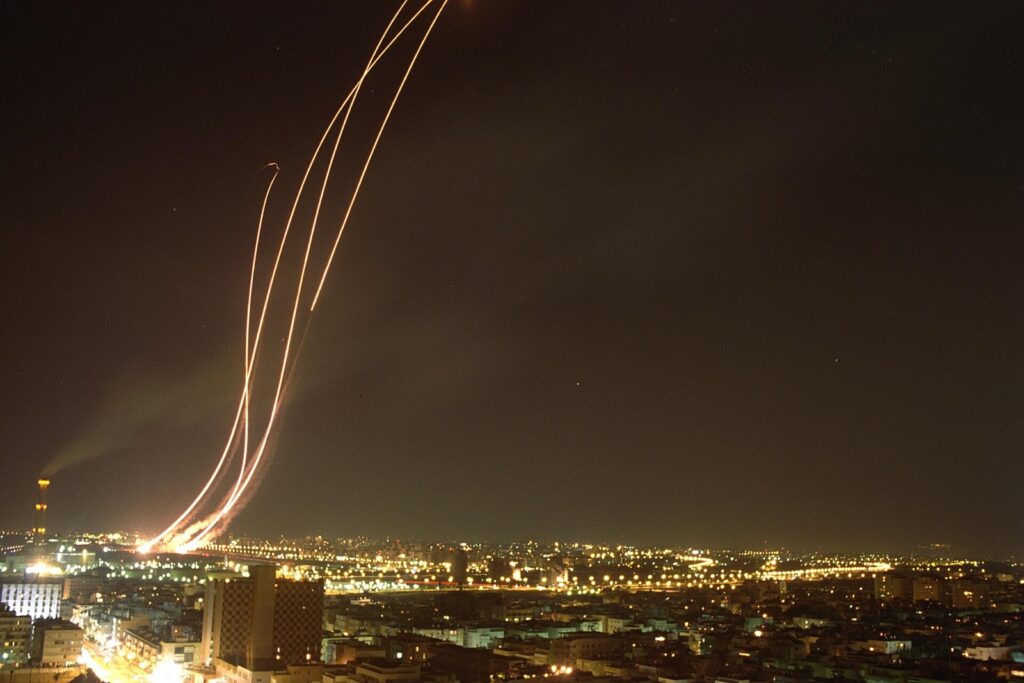 Mbrojtja ajrore saudite intercepton një raketë të Huthi ve që synonte Riadin
