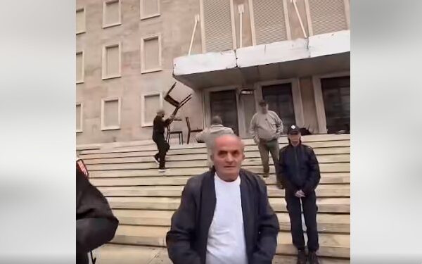 “Pedagogët” erdhën sot