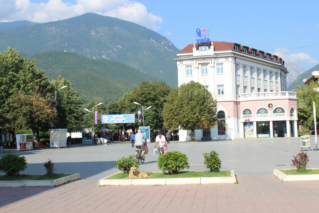 Theret me mjet të mprehtë një i mitur në Pejë  arrestohet bashkëmoshatari i dyshuar