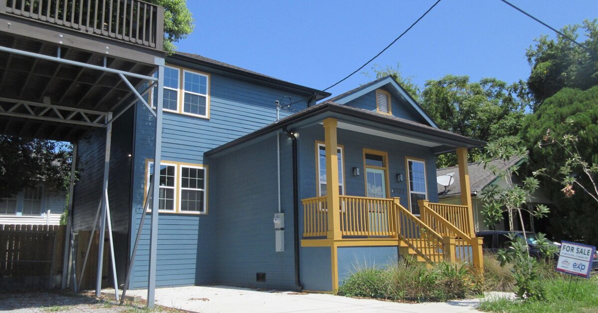 Një shtëpi me tabelën "For Sale" në New Orleans (foto: Infrogmation of New Orleans, CC BY-SA 4.0, Wikimedia Commons)