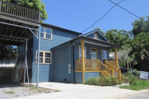 Një shtëpi me tabelën "For Sale" në New Orleans (foto: Infrogmation of New Orleans, CC BY-SA 4.0, Wikimedia Commons)