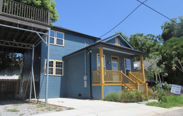 Një shtëpi me tabelën "For Sale" në New Orleans (foto: Infrogmation of New Orleans, CC BY-SA 4.0, Wikimedia Commons)