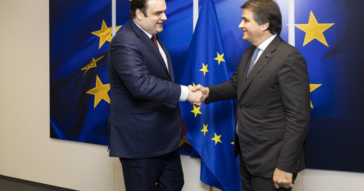 Ministri i Ekonomisë Kyriakos Pierrakakis shtrëngon duart me një zyrtar të BE-së gjatë vizitës në Komisionin Europian