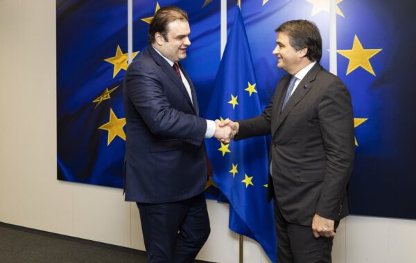 Ministri i Ekonomisë Kyriakos Pierrakakis shtrëngon duart me një zyrtar të BE-së gjatë vizitës në Komisionin Europian