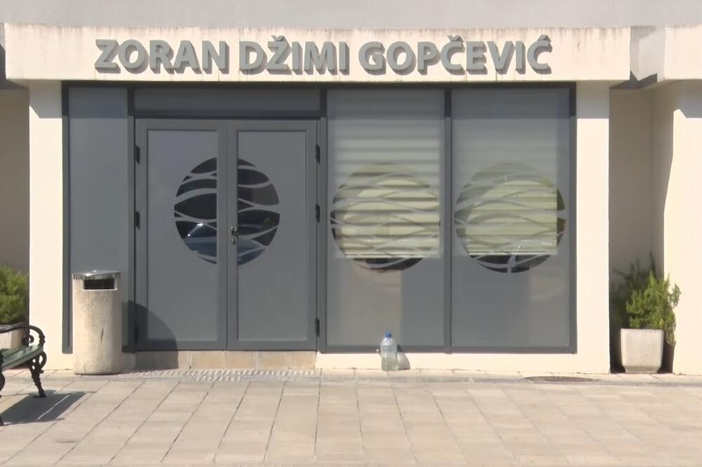 Pishina e Kotorrit nuk mban më emrin e Gopçeviqit  qeveria e riemërton  Petar II Petrović Njegoš  dhe miraton pllakën në Morinj