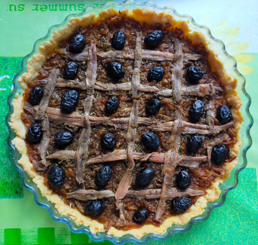 Pissaladière provençale — tarta franceze me qepë të karamelizuara  açuge dhe ullinj të zinj