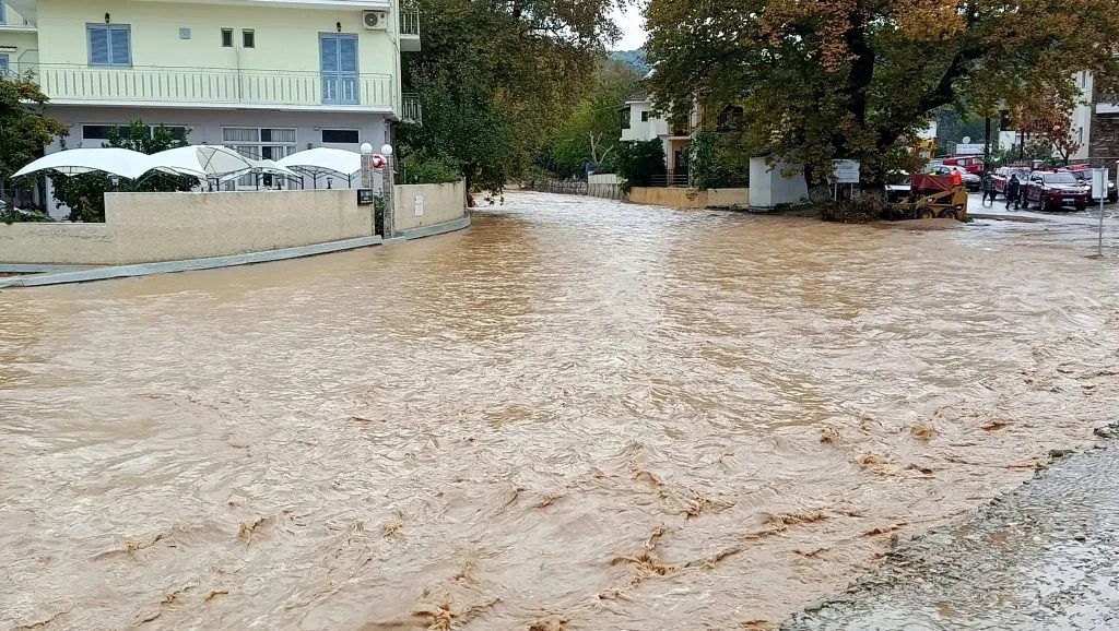 Platania ndahet në dysh nga ujërat  rreth 50 banorë të bllokuar  i moshuari i plagosur evakuohet me varkën e EMAK ut