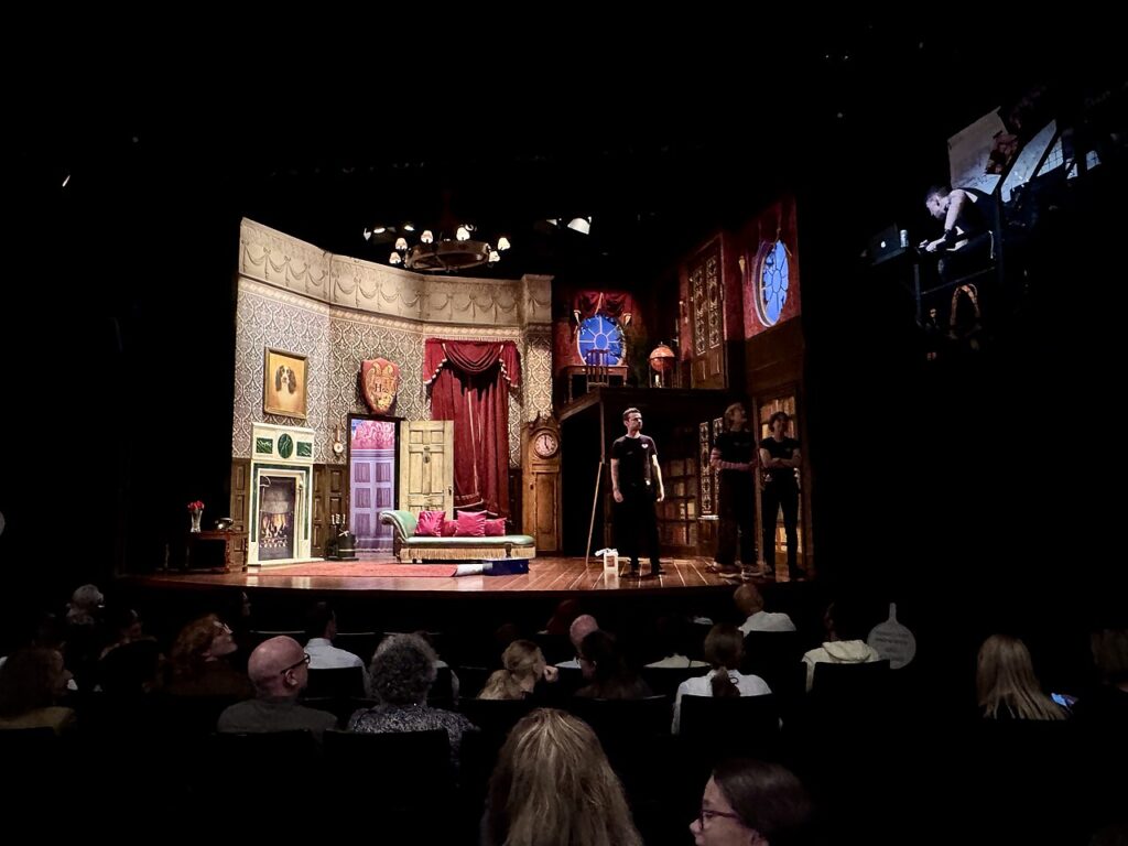 «The Play That Goes Wrong» feston shfaqjen e 2 500 të Off Broadway  festa e së shtunës me suvenire dhe përshëndetje speciale