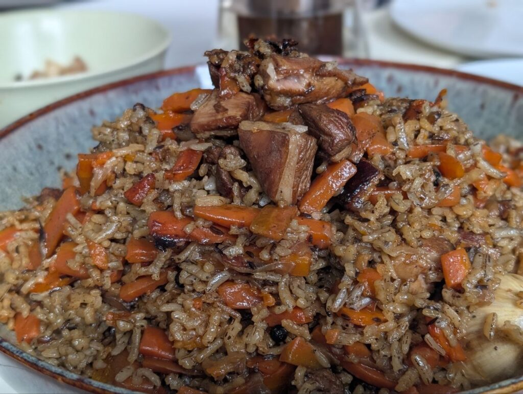 Plov uzbek — orizi tradicional i Azisë Qendrore me mish qengji dhe karrota