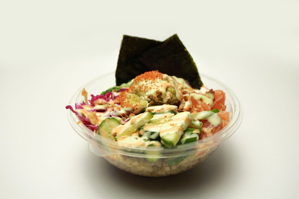 Poke me salmon dhe avokado — sallata hawaiane me oriz