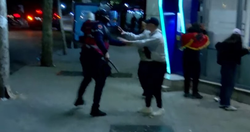 Dhuna në protestë  Policia shoqëron shumë persona të dyshuar nga zona të ndryshme të Tiranës 