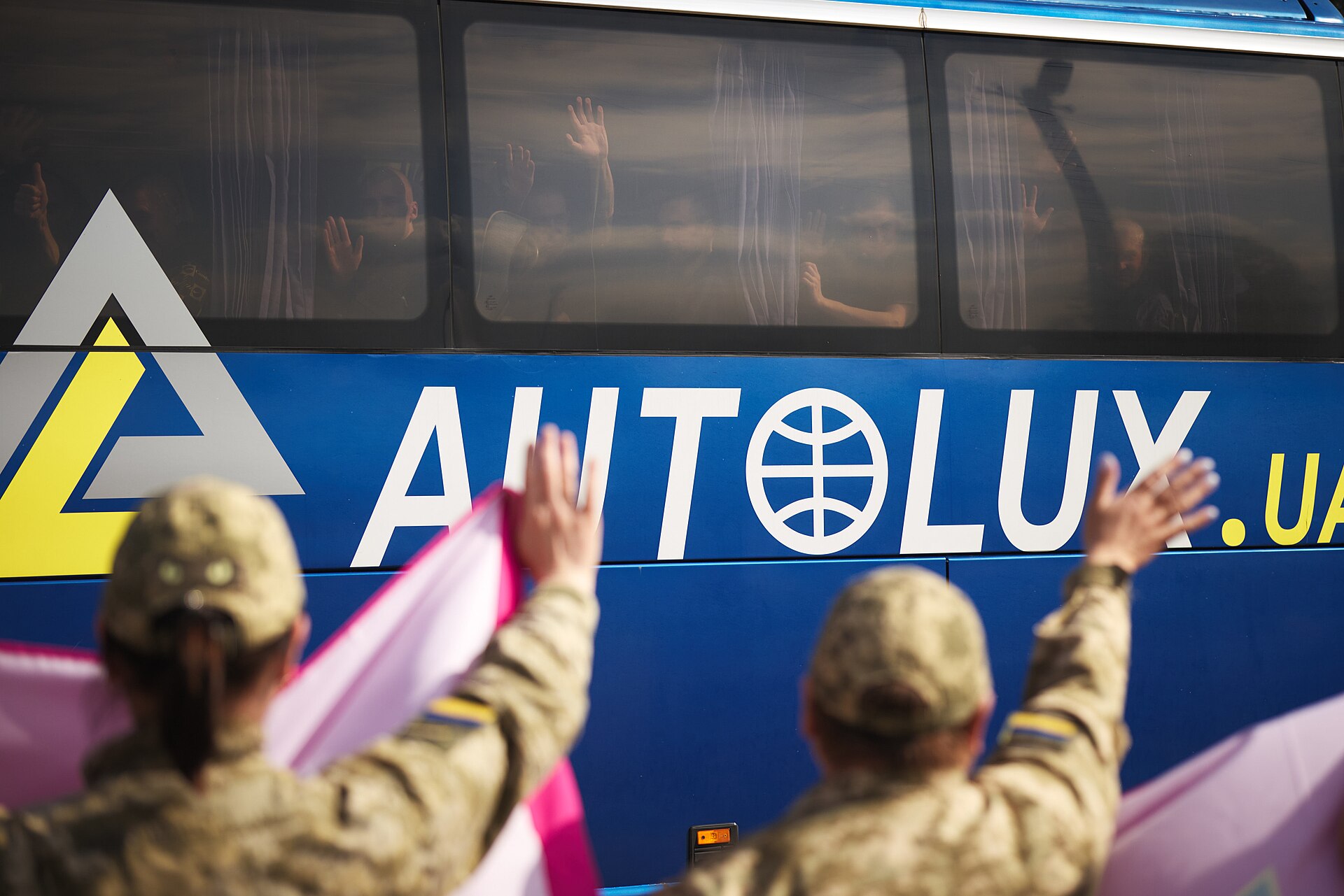Pamje arkiv: të burgosur ukrainas të kthyer në atdhe gjatë një shkëmbimi të mëparshëm, maj 2025