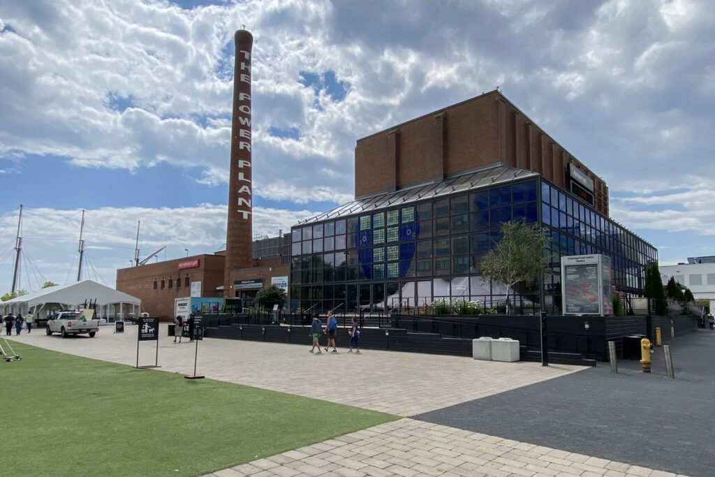 Hapet sonte në Toronto sezoni i vjeshtës i The Power Plant  Zadie Xa dhe Sharon Lockhart në qendër