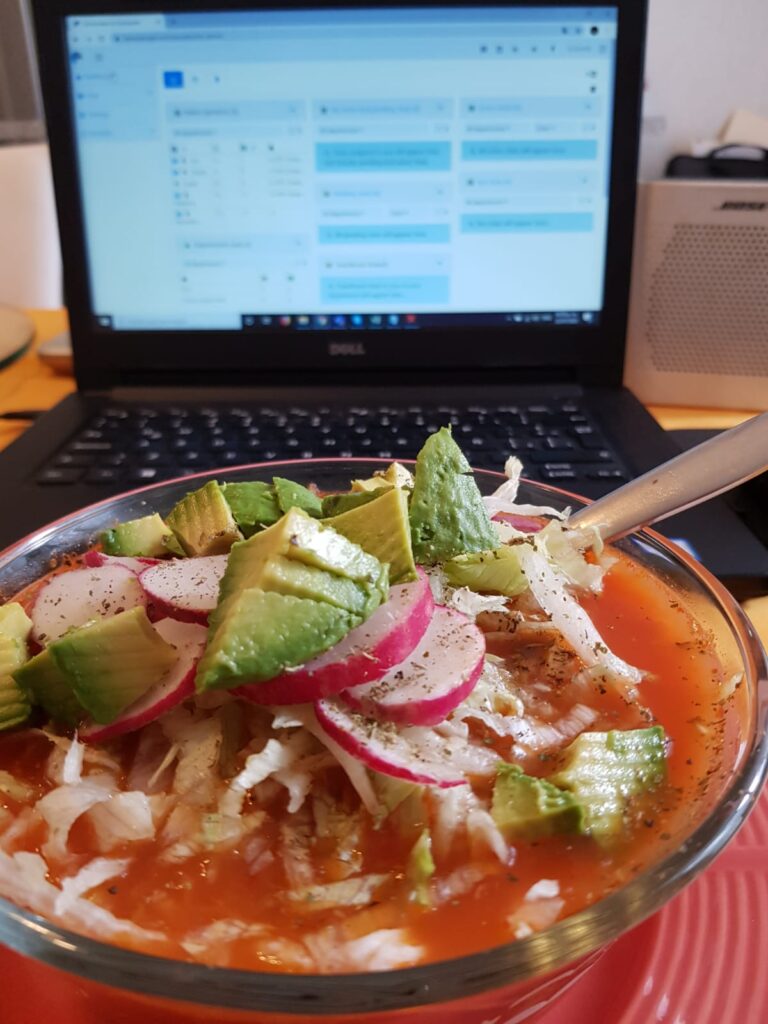 Pozole rojo meksikan — supa tradicionale me misër hominy dhe mish derri