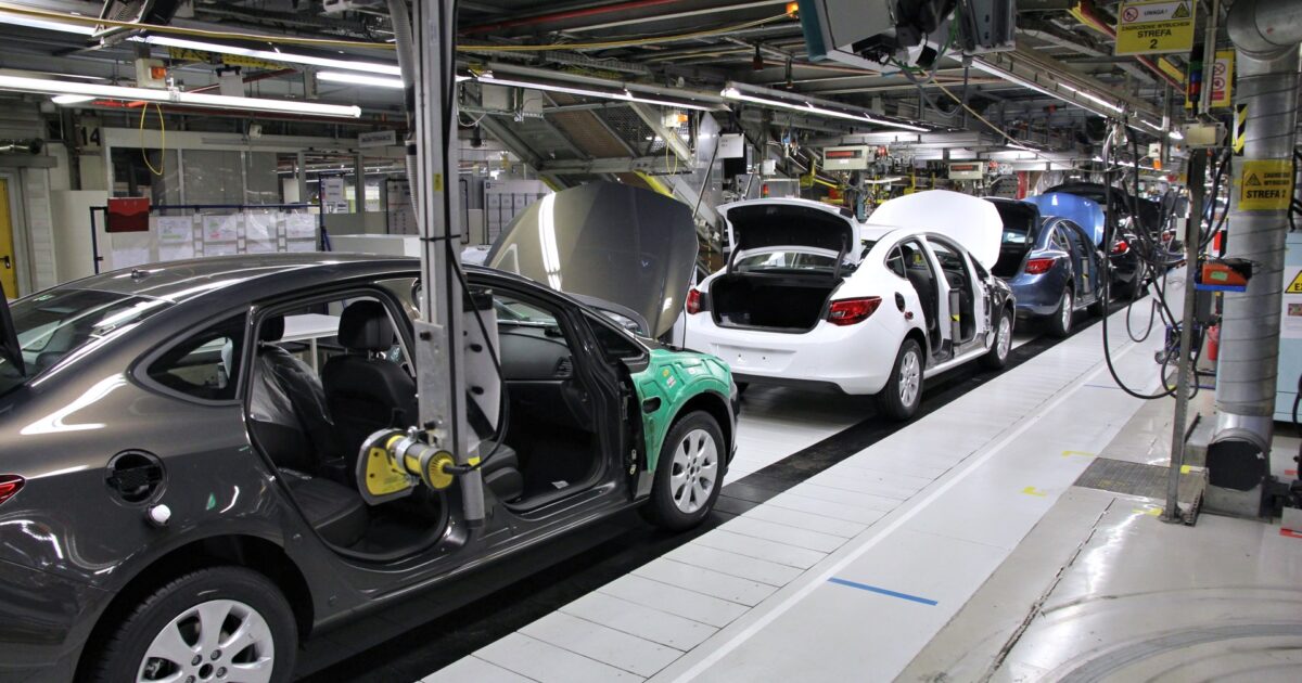 Linjë prodhimi në një fabrikë automobilistike — foto ilustruese (Wikimedia Commons, Marek Ślusarczyk, CC BY 3.0)