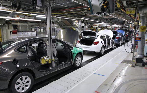 Linjë prodhimi në një fabrikë automobilistike — foto ilustruese (Wikimedia Commons, Marek Ślusarczyk, CC BY 3.0)