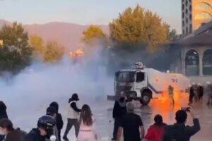 Protestuesit hedhin molotovë, përfshihet nga flakët