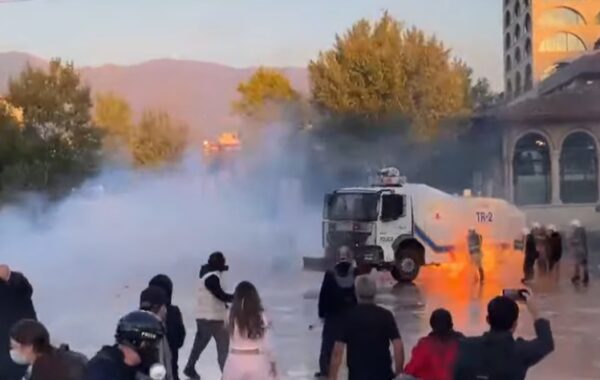 Protestuesit hedhin molotovë, përfshihet nga flakët