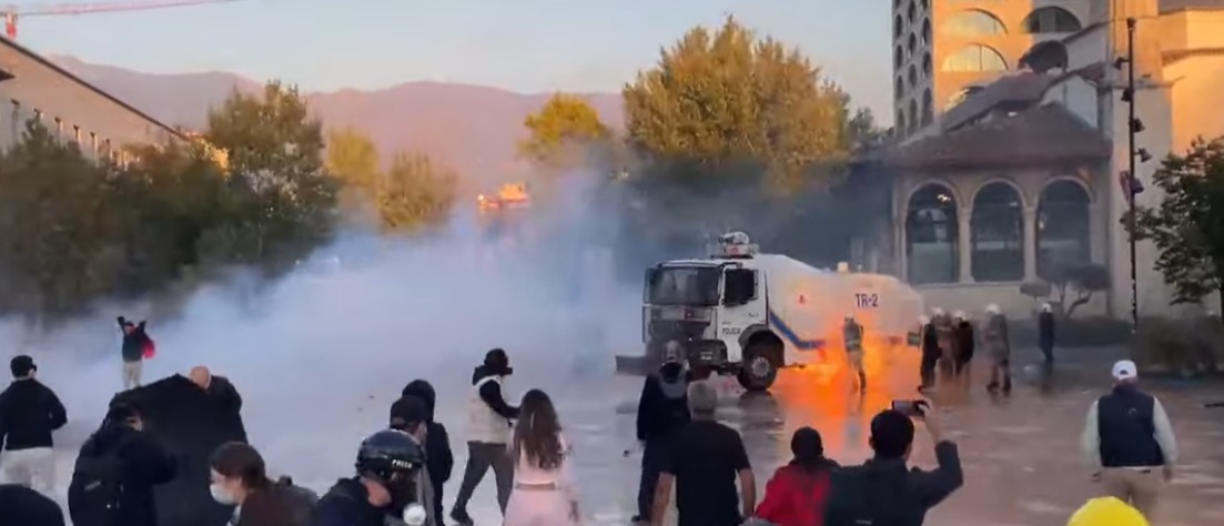 Protestuesit hedhin molotovë, përfshihet nga flakët