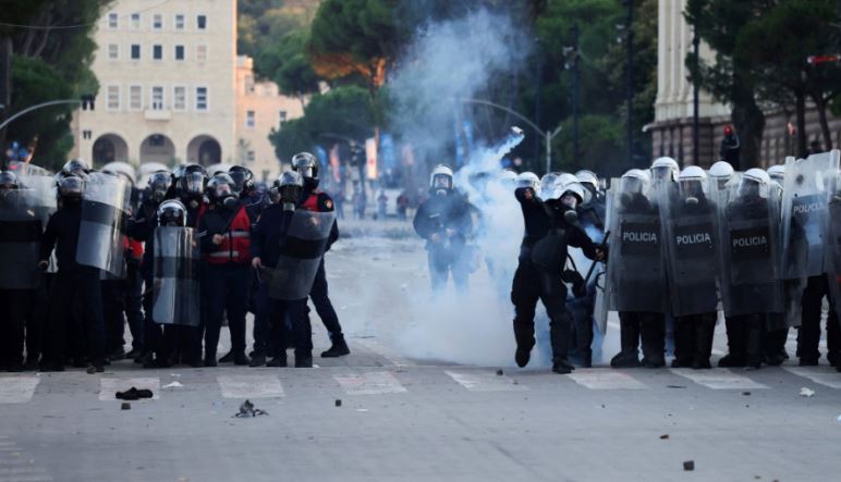 Protestat në Shqipëri  caktohen masat e sigurisë për të ndaluarit  21 të mitur nën mbikëqyrjen e familjarëve