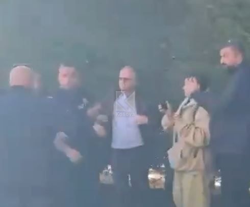 Protesta për ligjin e Speciales përshkallëzohet  protestuesit shtyjnë Besnik Bislimin para Kuvendit