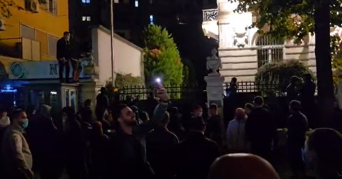 Dhuna e protestuesve nuk