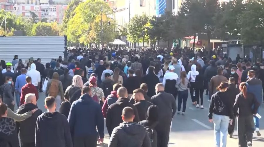 Dita e shtatë e protestave  të rinjtë marshojnë në Tiranë dhe qytete të tjera  kërkojnë dorëheqjen e Ramës