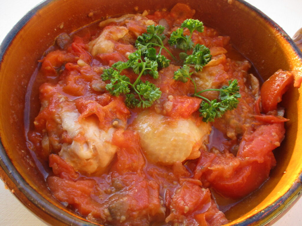 Pulë Marengo — receta klasike franceze e pulës me domate dhe verë të bardhë