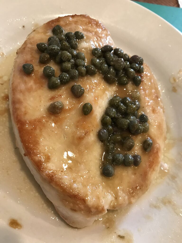 Pulë piccata me limon dhe kapri — gjellë italiane e lehtë dhe e shijshme