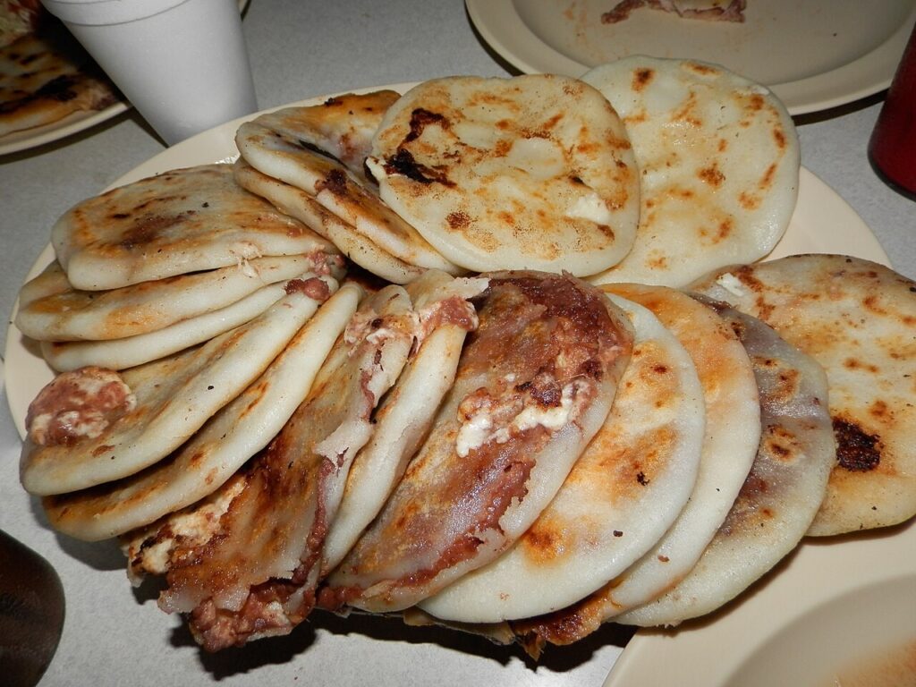 Pupusa salvadoriane — petët e trasha të misrit të mbushura me djathë  me curtido