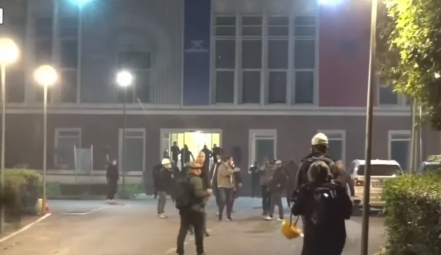 Tensionet në selinë blu  Policia  Na sulmuan me molotovë  përdorëm gaz lotsjellës