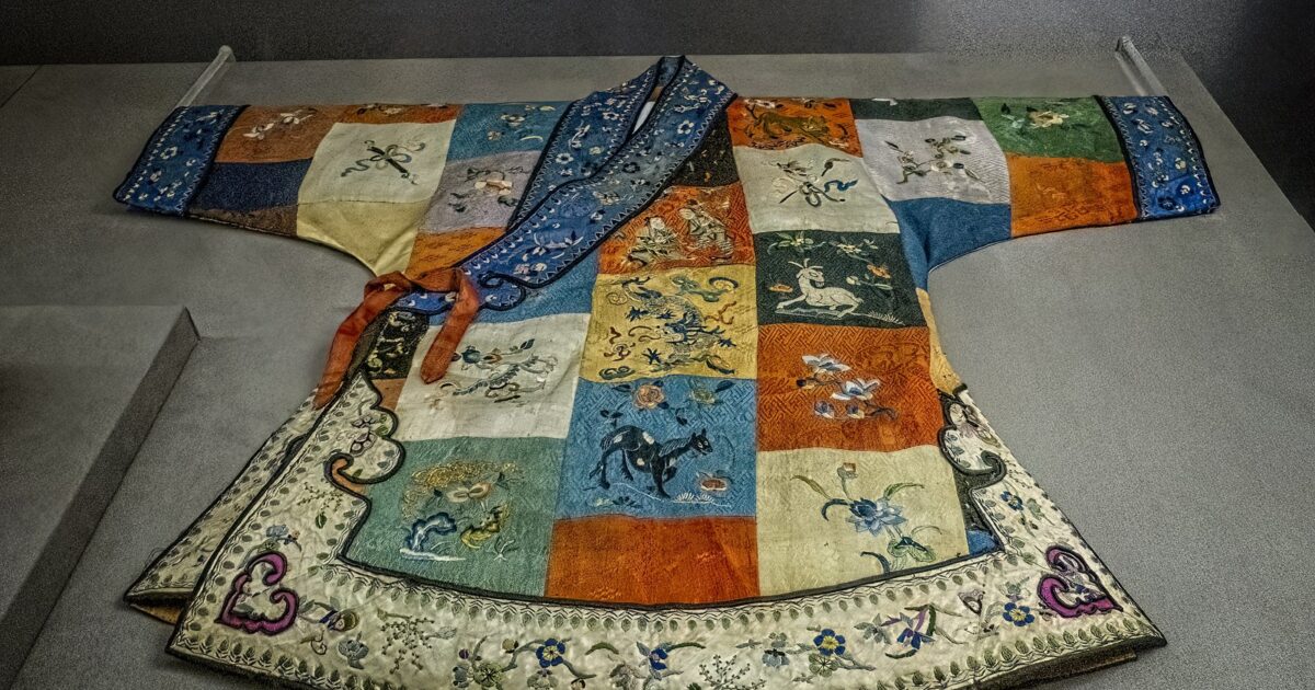 Xhaketë fëmijësh e qëndisur me mëndafsh, dinastia Qing, fundi i shek. XIX
