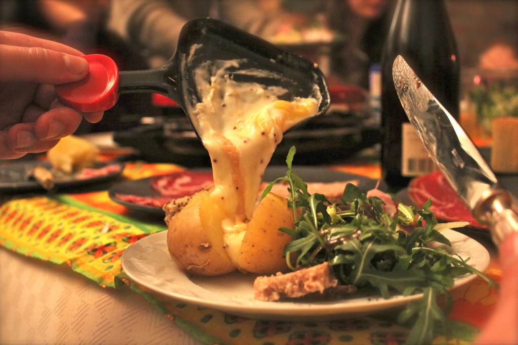 Raclette zvicerane — receta klasike alpine me djathë të shkrirë  patate dhe turshi