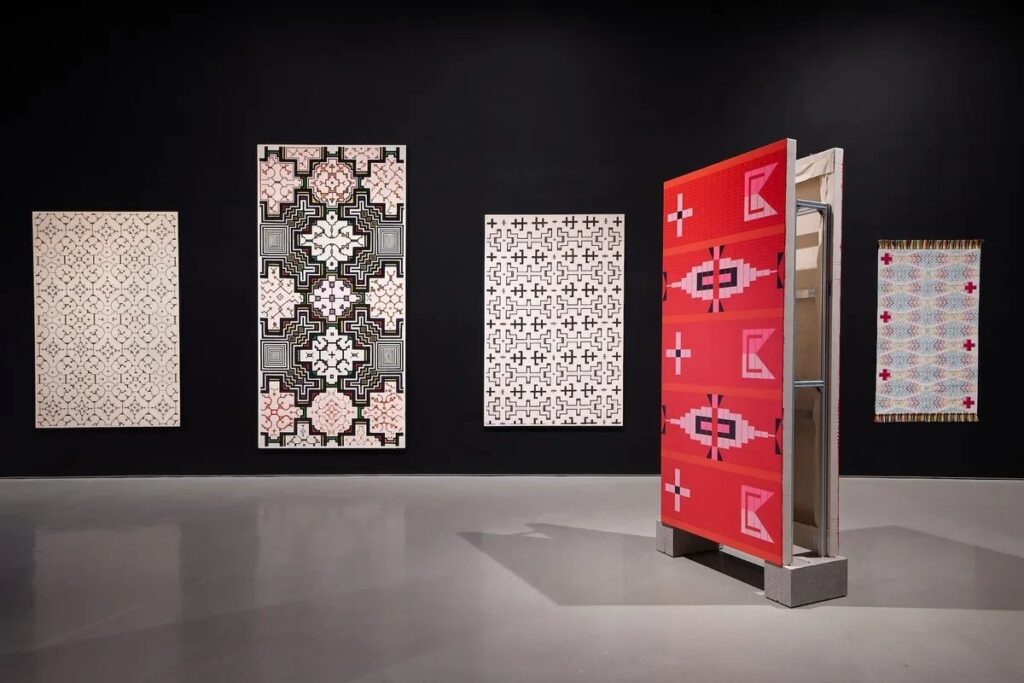 «Radiant Geometries» në Houston  artistët indigjenë bashkojnë dijen stërgjyshore me teknologjinë në Moody Center