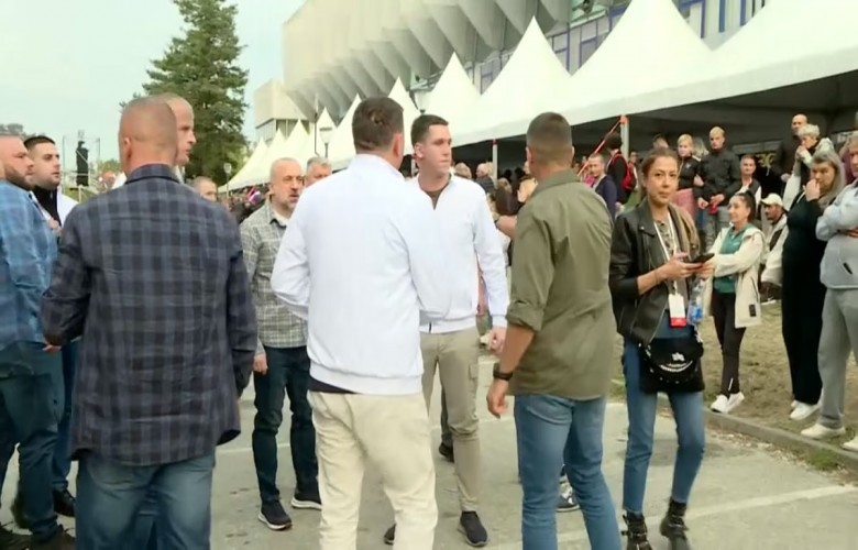 Interpoli e kërkon për Banjskën  Radoiçiq shfaqet pranë djalit të Vuçiqit në tubimin e SNS së në Kragujevc