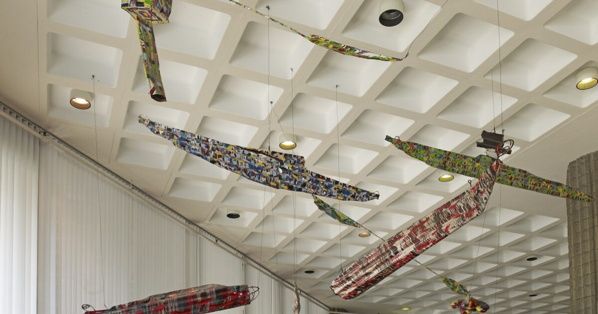 Instalacioni i Rafael Ferrer-it «Flotilla of Kayaks in a Tropical Storm»