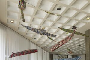 Instalacioni i Rafael Ferrer-it «Flotilla of Kayaks in a Tropical Storm»