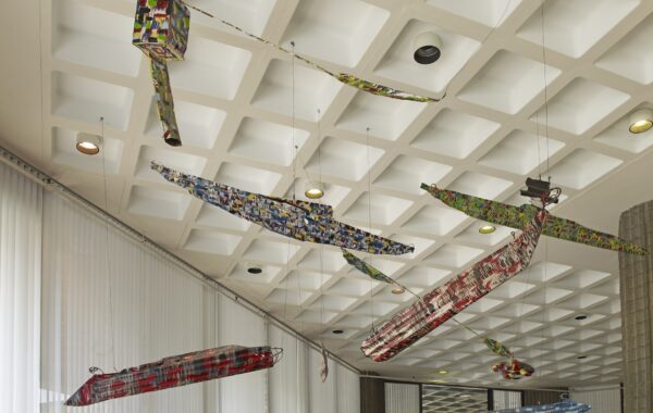 Instalacioni i Rafael Ferrer-it «Flotilla of Kayaks in a Tropical Storm»
