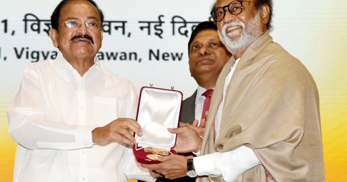 Rajinikanth, në foto arkiv nga ceremonia e çmimit Dadasaheb Phalke (foto: Wikimedia Commons, licencë GODL-India)