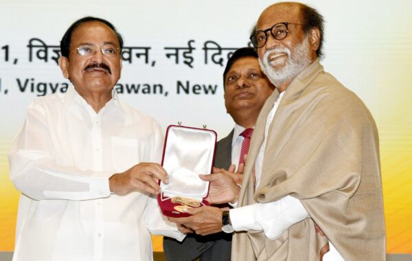 Rajinikanth, në foto arkiv nga ceremonia e çmimit Dadasaheb Phalke (foto: Wikimedia Commons, licencë GODL-India)