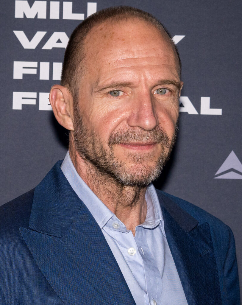 Lionsgate zbulon 14 portretet e personazheve të «Sunrise on the Reaping»  Ralph Fiennes si presidenti Snow  Joseph Zada si Haymitch i ri