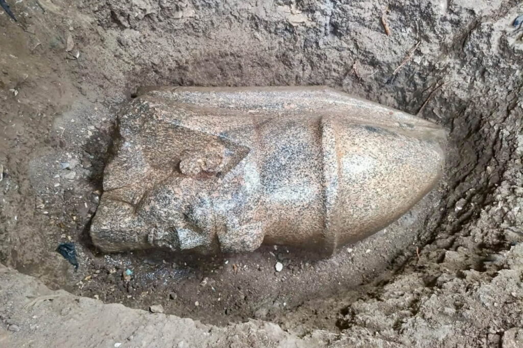 Zbulohen në Egjipt dy statuja kolosale të Ramsesit II  koka prej 1 6 metrash tregon një monument 8 5 metra të lartë