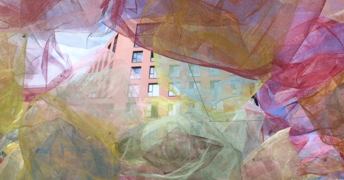 Rana Begum, No. 1104 Catching Colour — instalimi shumëngjyrësh me rrjeta